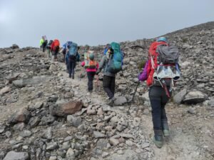 camino al campo alto del volcán chimborazo