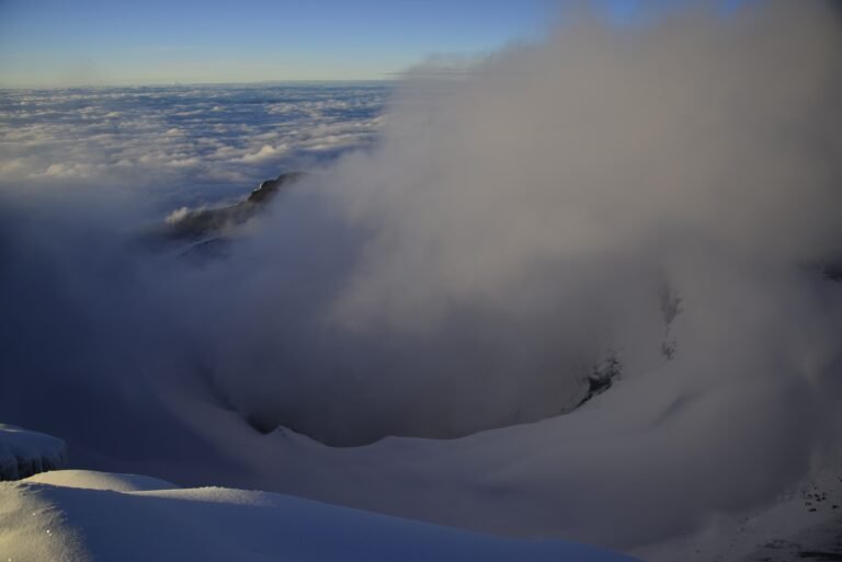 crater del volcán cotopaxi en ecuador