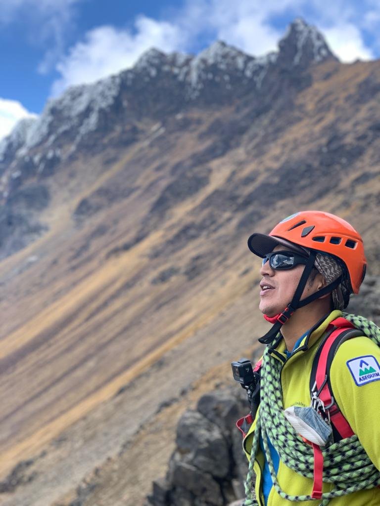 guia certificado de alta montaña aseguim del ecuador